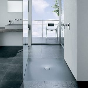 חדר רחצה מודרני עם מקלחת זכוכית.