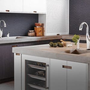 מטבח עם כיור ושיש.