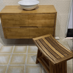 כיסא לחדר אמבטיה - עץ מלא